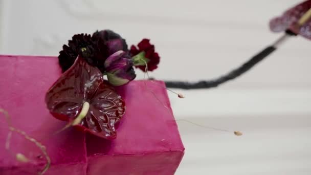 Décorations de mariage élégantes de fleurs rouges et de tables noires. Décoration de célébration