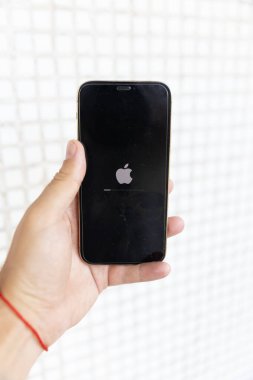 Sistem yeniden başlatılırken telefon ekranı