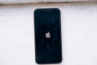 Sistem yeniden başlatılırken telefon ekranı