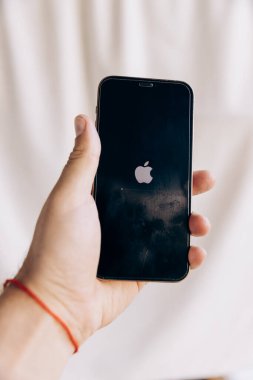 Sistem yeniden başlatılırken telefon ekranı