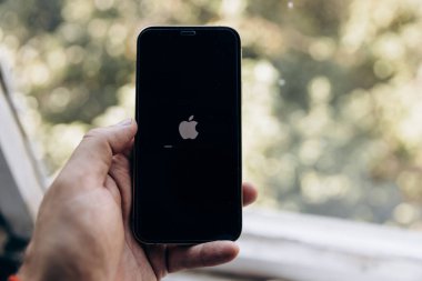 Sistem yeniden başlatılırken telefon ekranı