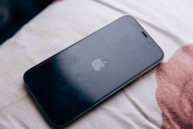 Sistem yeniden başlatılırken telefon ekranı