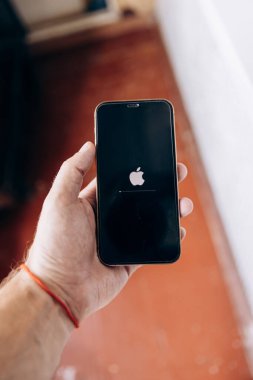 Sistem yeniden başlatılırken telefon ekranı