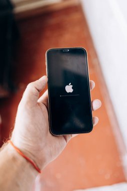 Sistem yeniden başlatılırken telefon ekranı