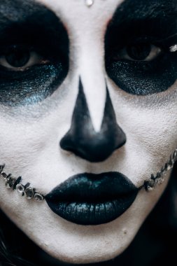 Cadılar Bayramı makyajlı kız kameraya poz veriyor.