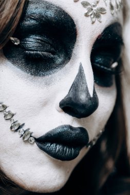 Cadılar Bayramı makyajlı kız kameraya poz veriyor.