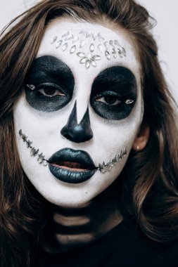 Cadılar Bayramı makyajlı kız kameraya poz veriyor.