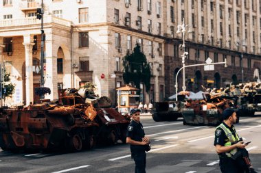 Kyiv 'in merkezinde Ukrayna ve Rusya arasındaki savaş sonrası askeri teçhizat. Tanklar, hava topları, zırhlı personel taşıyıcıları meydanda.