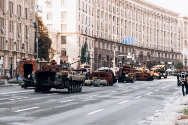 Kyiv 'in merkezinde Ukrayna ve Rusya arasındaki savaş sonrası askeri teçhizat. Tanklar, hava topları, zırhlı personel taşıyıcıları meydanda.