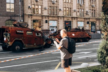 Kyiv 'in merkezinde Ukrayna ve Rusya arasındaki savaş sonrası askeri teçhizat. Tanklar, hava topları, zırhlı personel taşıyıcıları meydanda.