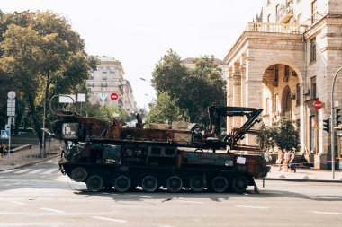 Kyiv 'in merkezinde Ukrayna ve Rusya arasındaki savaş sonrası askeri teçhizat. Tanklar, hava topları, zırhlı personel taşıyıcıları meydanda.