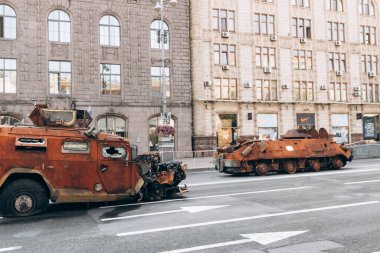Kyiv 'in merkezinde Ukrayna ve Rusya arasındaki savaş sonrası askeri teçhizat. Tanklar, hava topları, zırhlı personel taşıyıcıları meydanda.