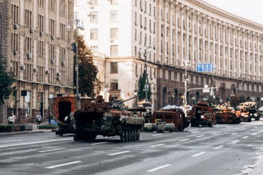 Kyiv 'in merkezinde Ukrayna ve Rusya arasındaki savaş sonrası askeri teçhizat. Tanklar, hava topları, zırhlı personel taşıyıcıları meydanda.