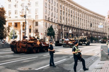 Kyiv 'in merkezinde Ukrayna ve Rusya arasındaki savaş sonrası askeri teçhizat. Tanklar, hava topları, zırhlı personel taşıyıcıları meydanda.