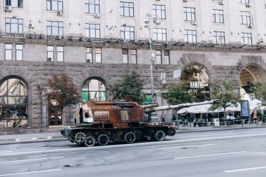 Kyiv 'in merkezinde Ukrayna ve Rusya arasındaki savaş sonrası askeri teçhizat. Tanklar, hava topları, zırhlı personel taşıyıcıları meydanda.
