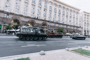 Kyiv 'in merkezinde Ukrayna ve Rusya arasındaki savaş sonrası askeri teçhizat. Tanklar, hava topları, zırhlı personel taşıyıcıları meydanda.