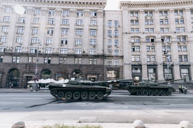 Kyiv 'in merkezinde Ukrayna ve Rusya arasındaki savaş sonrası askeri teçhizat. Tanklar, hava topları, zırhlı personel taşıyıcıları meydanda.