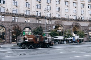 Kyiv 'in merkezinde Ukrayna ve Rusya arasındaki savaş sonrası askeri teçhizat. Tanklar, hava topları, zırhlı personel taşıyıcıları meydanda.