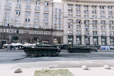 Kyiv 'in merkezinde Ukrayna ve Rusya arasındaki savaş sonrası askeri teçhizat. Tanklar, hava topları, zırhlı personel taşıyıcıları meydanda.