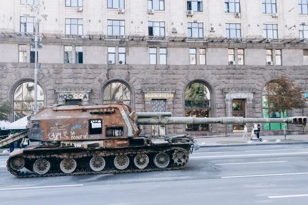 Kyiv 'in merkezinde Ukrayna ve Rusya arasındaki savaş sonrası askeri teçhizat. Tanklar, hava topları, zırhlı personel taşıyıcıları meydanda.