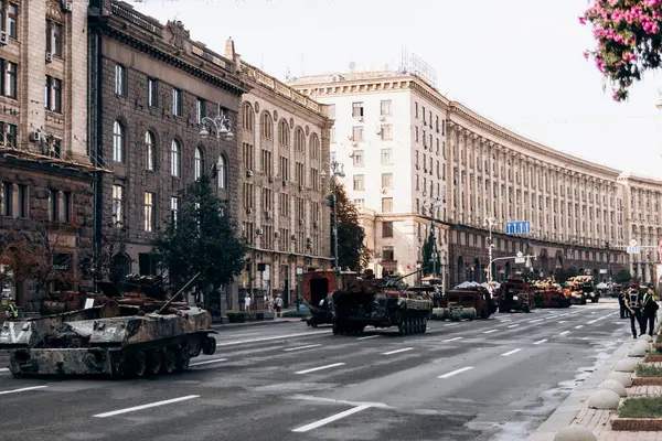 Kyiv 'in merkezinde Ukrayna ve Rusya arasındaki savaş sonrası askeri teçhizat. Tanklar, hava topları, zırhlı personel taşıyıcıları meydanda.