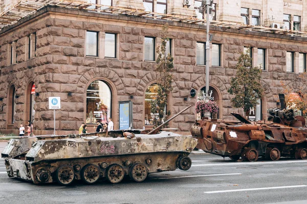 Kyiv 'in merkezinde Ukrayna ve Rusya arasındaki savaş sonrası askeri teçhizat. Tanklar, hava topları, zırhlı personel taşıyıcıları meydanda.