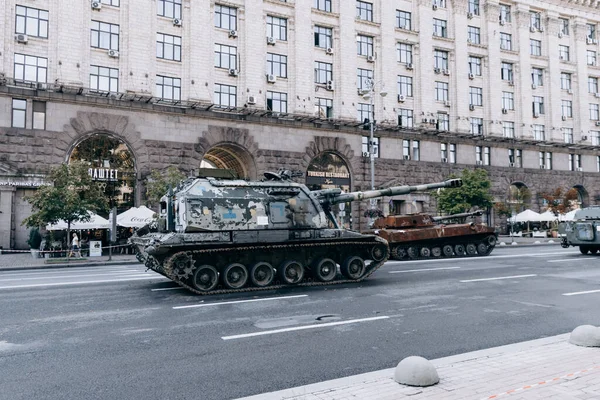 Kyiv 'in merkezinde Ukrayna ve Rusya arasındaki savaş sonrası askeri teçhizat. Tanklar, hava topları, zırhlı personel taşıyıcıları meydanda.