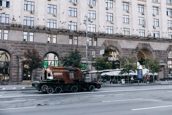 Kyiv 'in merkezinde Ukrayna ve Rusya arasındaki savaş sonrası askeri teçhizat. Tanklar, hava topları, zırhlı personel taşıyıcıları meydanda.