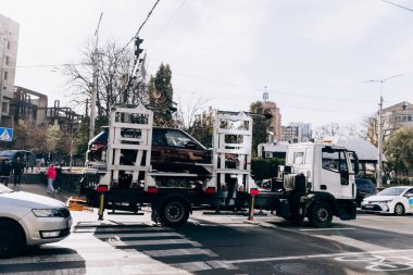 Kharkiv, Ukrayna 11.10.23 Forklift yasa dışı park ettiği için arabayı haciz yerine götürdü