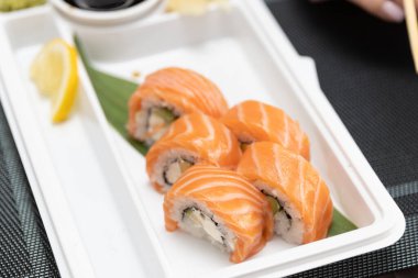 Suşi masada. Japon mutfağı.