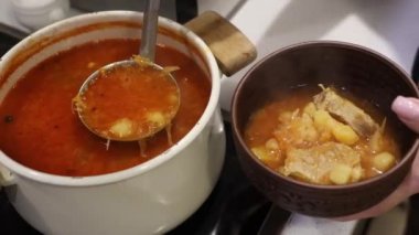 Borş çorbası tabaklara dökülür. Ukrayna geleneksel mutfağı