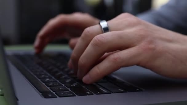 Mężczyzna Ręce Wpisując Laptop Klawiatury — Wideo stockowe
