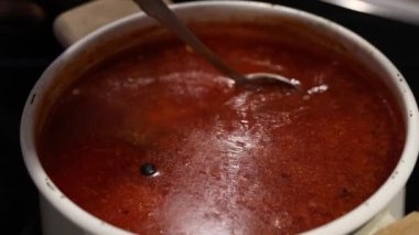 Borş çorbası tabaklara dökülür. Ukrayna geleneksel mutfağı