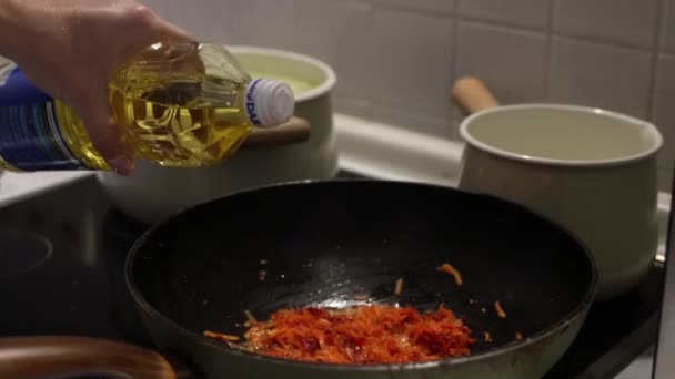 Borscht Wordt Borden Gegoten Oekraïense Traditionele Keuken — Stockvideo