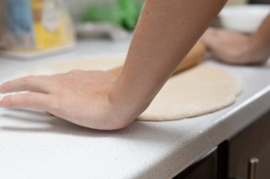 Kız mutfakta hamur topluyor