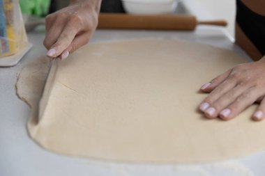 Kız mutfakta hamur topluyor