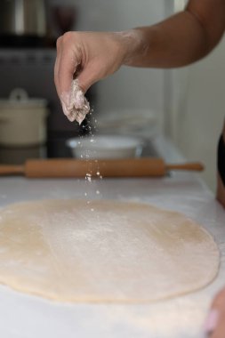 Kız mutfakta hamur topluyor