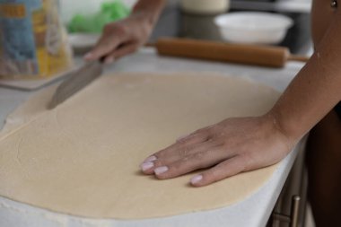 Kız mutfakta hamur topluyor