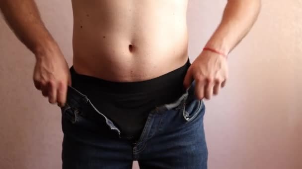 Tipo Con Busto Nudo Toglie Jeans Spoglia Fino Alle Mutande — Video Stock