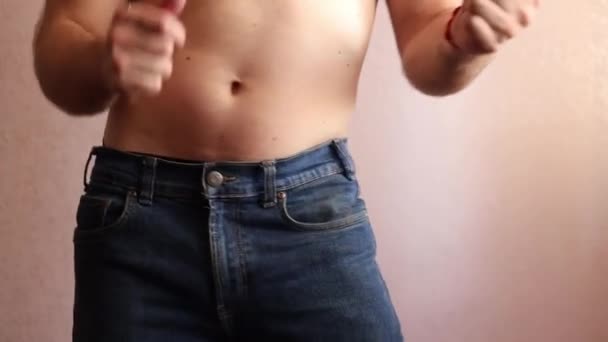 Chico Con Torso Desnudo Baila Jeans — Vídeos de Stock