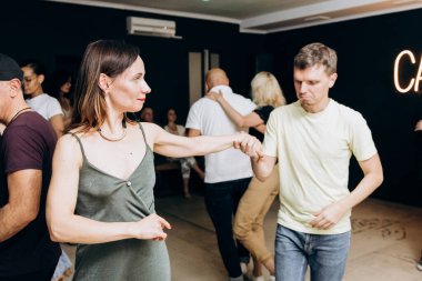 Kharkiv, Ukrayna 11.09.23 Guy ve kız dans pistinde bachata yapıyorlar. Sosyal Latin Amerika etkinliği