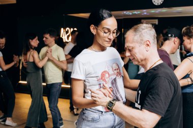 Kharkiv, Ukrayna 11.09.23 Guy ve kız dans pistinde bachata yapıyorlar. Sosyal Latin Amerika etkinliği
