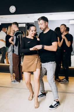 Kharkiv, Ukrayna 11.09.23 Guy ve kız dans pistinde bachata yapıyorlar. Sosyal Latin Amerika etkinliği