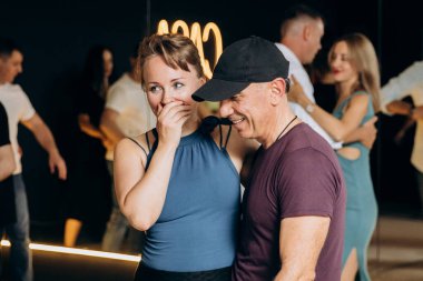 Kharkiv, Ukrayna 11.09.23 Guy ve kız dans pistinde bachata yapıyorlar. Sosyal Latin Amerika etkinliği