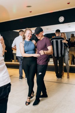 Kharkiv, Ukrayna 11.09.23 Guy ve kız dans pistinde bachata yapıyorlar. Sosyal Latin Amerika etkinliği