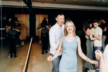 Kharkiv, Ukrayna 11.09.23 Guy ve kız dans pistinde bachata yapıyorlar. Sosyal Latin Amerika etkinliği