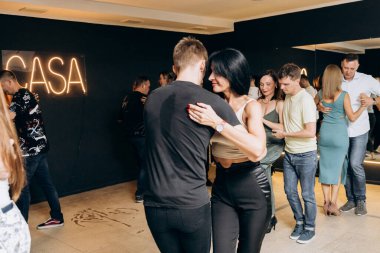 Kharkiv, Ukrayna 11.09.23 Guy ve kız dans pistinde bachata yapıyorlar. Sosyal Latin Amerika etkinliği