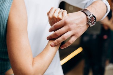 Kharkiv, Ukrayna 11.09.23 Guy ve kız dans pistinde bachata yapıyorlar. Sosyal Latin Amerika etkinliği