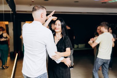 Kharkiv, Ukrayna 11.09.23 Guy ve kız dans pistinde bachata yapıyorlar. Sosyal Latin Amerika etkinliği