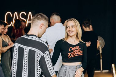 Kharkiv, Ukrayna 11.09.23 Guy ve kız dans pistinde bachata yapıyorlar. Sosyal Latin Amerika etkinliği